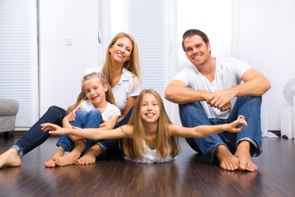 Familie sitzend auf dem Boden